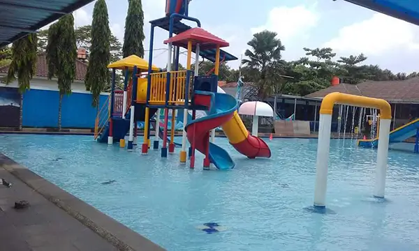 Kolam Renang Resort Mewah Kuningan